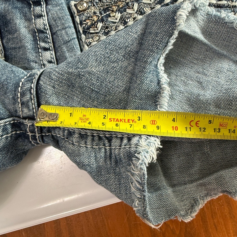 Women’s Sz 33 Shyanne Rhinestone Denim Shorts - Picture 7 of 9